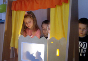 Dzieci w roli aktorów w przedstawieniu "Czerwony Kapturek".